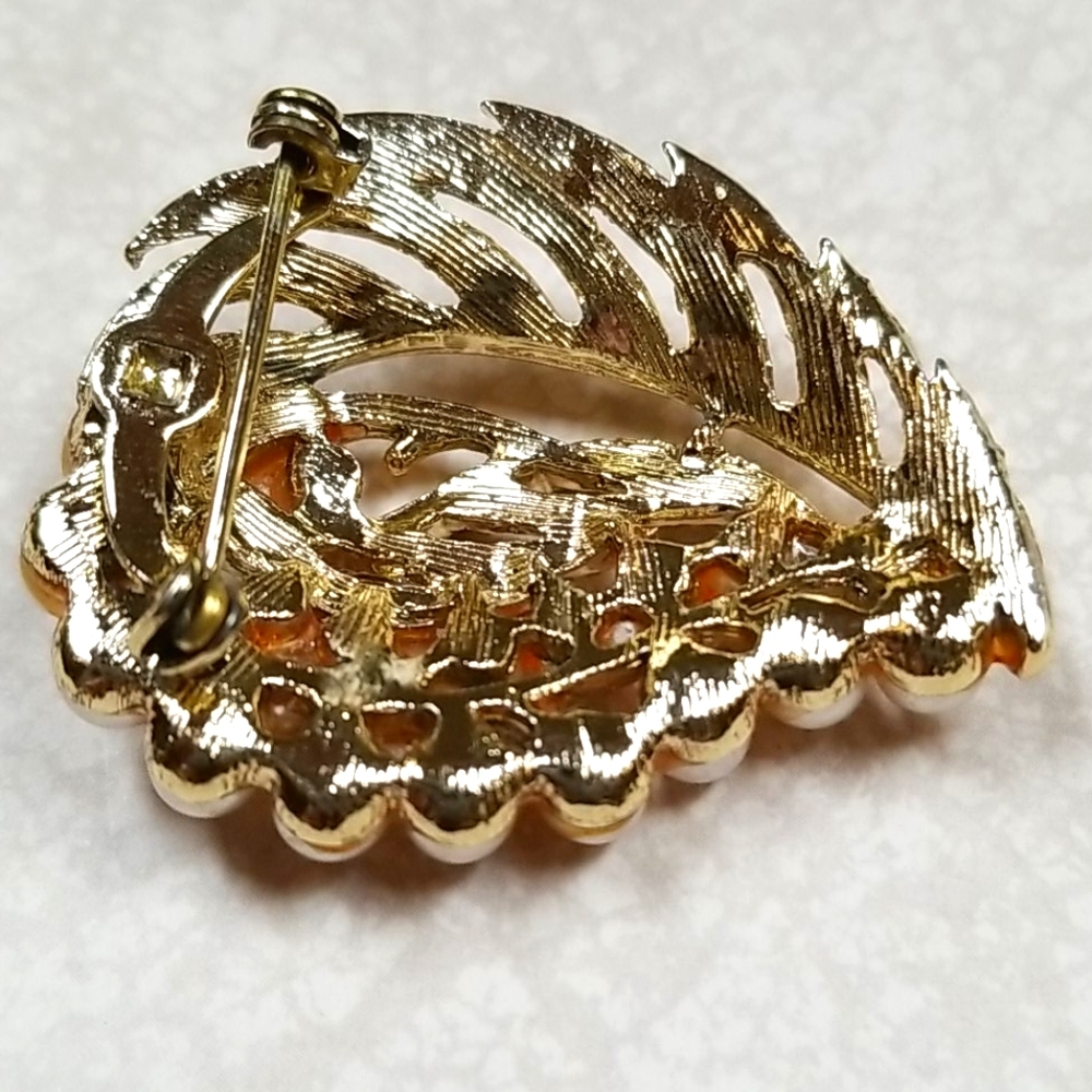 Vintage 1950s Mid Century Faux Pearl Goldtone Brooch Pin - Picture 7 of 13